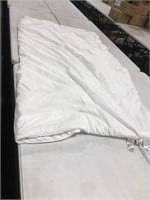COMFORTER WITH 2 PILLOW CASES 
86 X 90 IN. 
2-