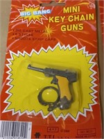 LOT OF 4 MINI KEYCHAIN GUNS AND CAPS VINTAGE 1989