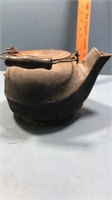 Cast iron teapot w star lid