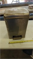LINCOLN BEAUTY WARE TRASH CAN