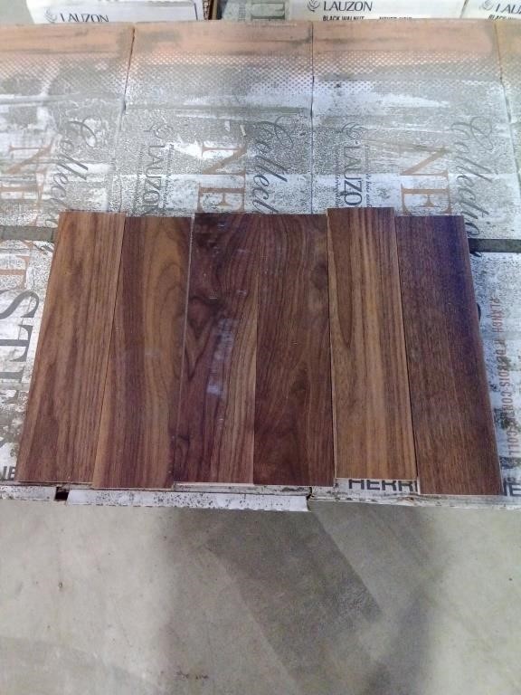 (262) Sq.Ft Engineered Hardwood Flooring