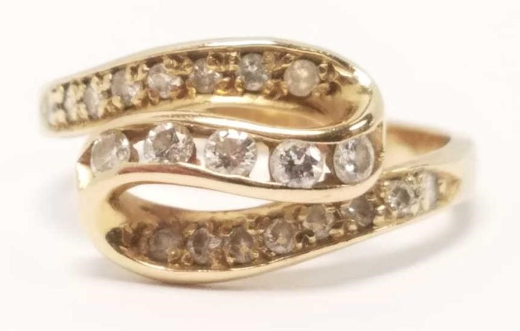 14K gold ring set with 19 diamonds - 3.2 grams;