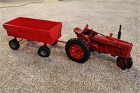 Ertl 1:16; Farmall Tractor and Wagon