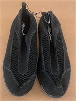 (1)  Water Shoes Non Slip Youth Sz. 4
