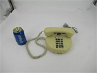 Téléphone ancien à bouton pressoir