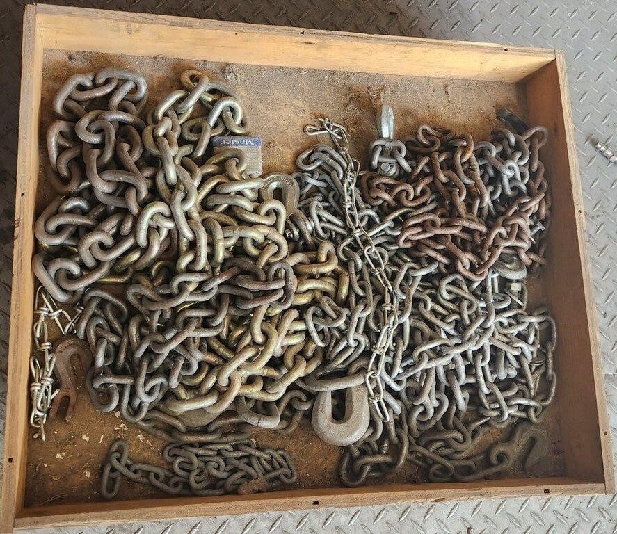 Q - BOX OF CHAINS (T33)