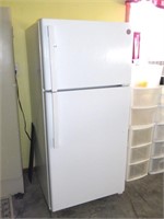 GE Refrigerator / Freezer - Measures Approx. 28W