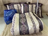 Patterned double comforter and 2 pillowed shams