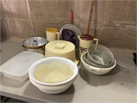 Kitchen items- 3 pitchers, 2 Bundt pans, 2