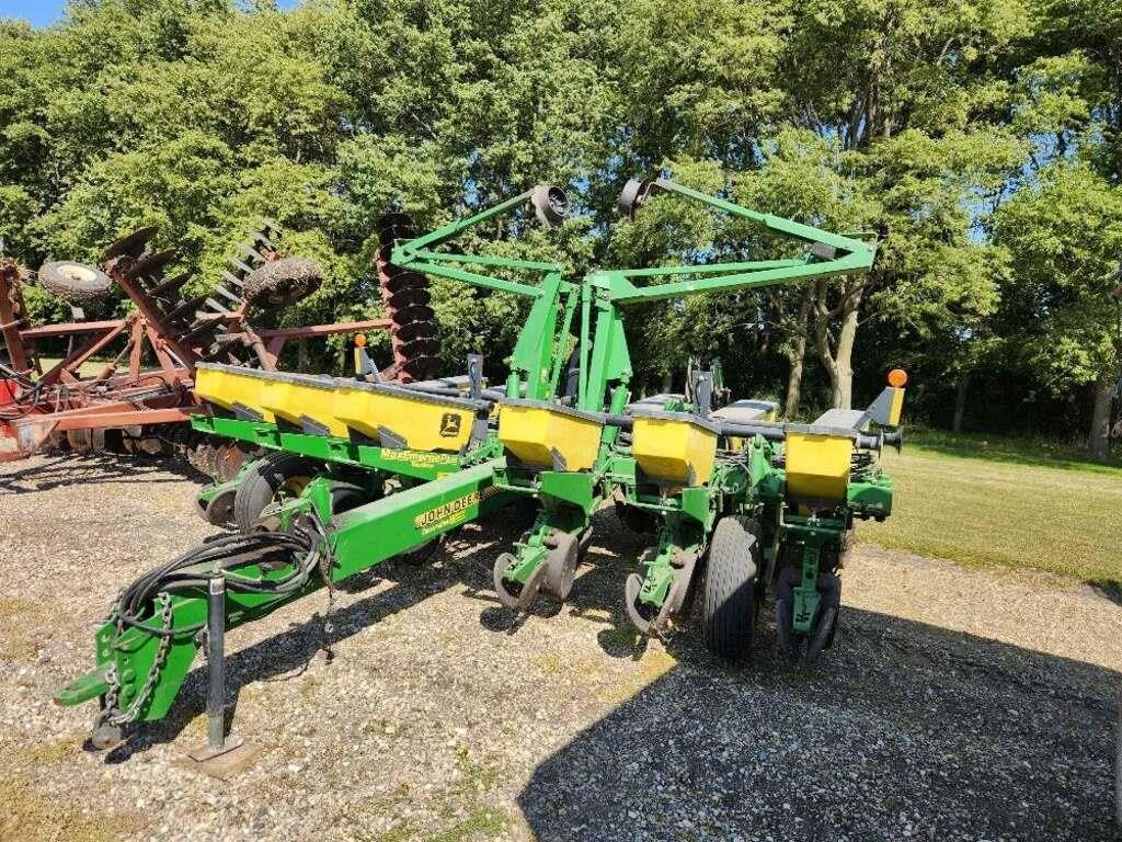 John Deere 1760 12 row planter with monitor see