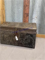 LEATHER-COVERED HUMP-BACK TRUNK,