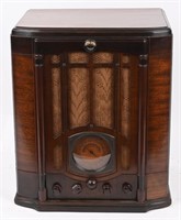 RCA T10-1 TUBE STYLE CATHEDRAL RADIO