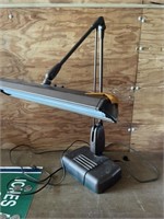 Razor floating desk lamp with heavy base