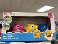 Baby Shark sing & swim bath toy