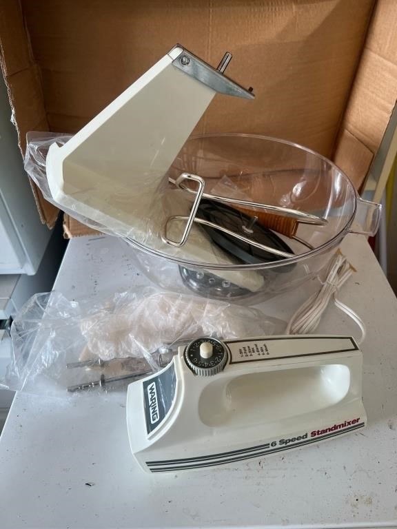 WARING 6-SPEED STANDMIXER WITH ATTACHMENTS