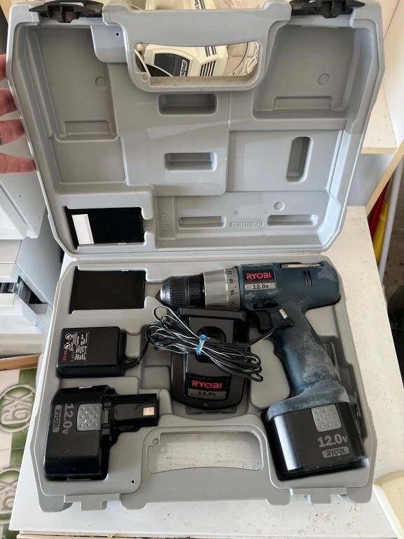 RYOBI 12.V CORDLESS DRILL WITH CHARGER, EXTRA