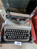 Remington Manual Vintage Typewriter w/ Case