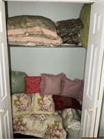 GROUP OF BLANKETS AND PILLOWS