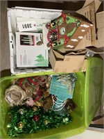 ASSORTED GROUP OF CHRISTMAS DECORATIONS INCLUDING