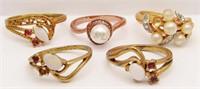 (5) GOLD TONED FAUX PEARL RINGS