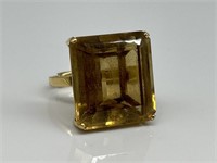 18KT Gold Ring w/ Large Amber Stone.