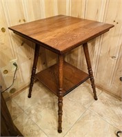 28” Antique Oak Turned Leg Parlor Table