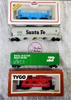 4 Train Cars - Tyco Model Power Santa Fe