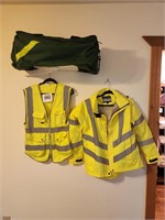 Safety vests sz M & L & duffel bag