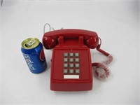 Ancien téléphone à bouton pressoir rouge