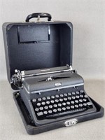 Nice Vintage Royal Portable Typewriter ca. 40's