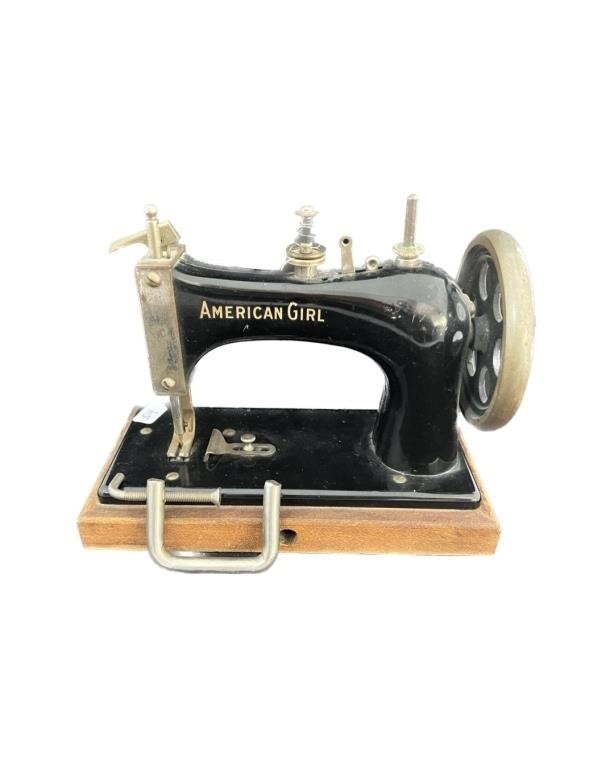 AMERICAN GIRL CHILD'S SEWING MACHINE