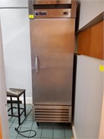 IKON IB27R 27" 1 Door Reach-In Refrigerator