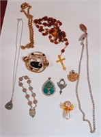 11 - MIXED LOT OF COSTUME JEWELRY (F94)