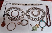 11 - MIXED LOT OF COSTUME JEWELRY (D33)