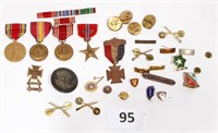 Lot of Vintage US Military Medals & Insignia