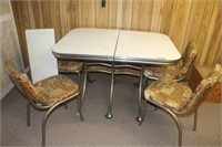 Vintage table w/four chairs & one leaf