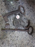 Old brass padlock, 2 metal keys