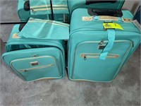 3 PIECE NEW DIRECTIONS LUGGAGE SET INCLUDING EXPAN