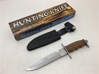 NIB hunting knife. 11in.