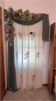 2 matching curtains/valence/foliage
81” H x 57”