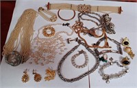 11 - MIXED LOT OF COSTUME JEWELRY (D28)