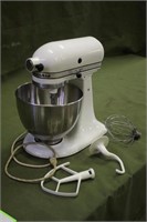 White Kitchen Aid Mixer w/Attachments Works per Se
