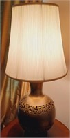 D - VINTAGE TABLE LAMP W/ SHADE