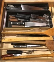 D - LOT OF KITCHEN KNIVES & WOODEN SPOONS (K5)