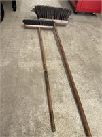 2 Brooms with different Brush lengths