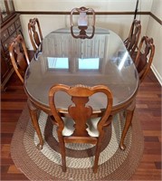 Dining Room Table w Glass Protector Top (6) Chairs