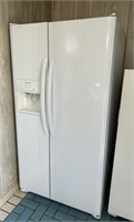 Frigidaire Side by Side Refrigerator/Freezer w/Wat