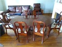 Kitchen table and 6 chair's