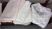 Elegant satin damask tablecloth & 8 napkins, 3