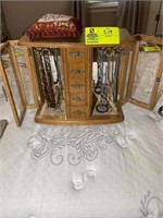 JEWELRY DISPLAY CASE WITH CONTENTS INCLUDING NECKL